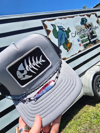 Fishbones Trucker cap & lure chain