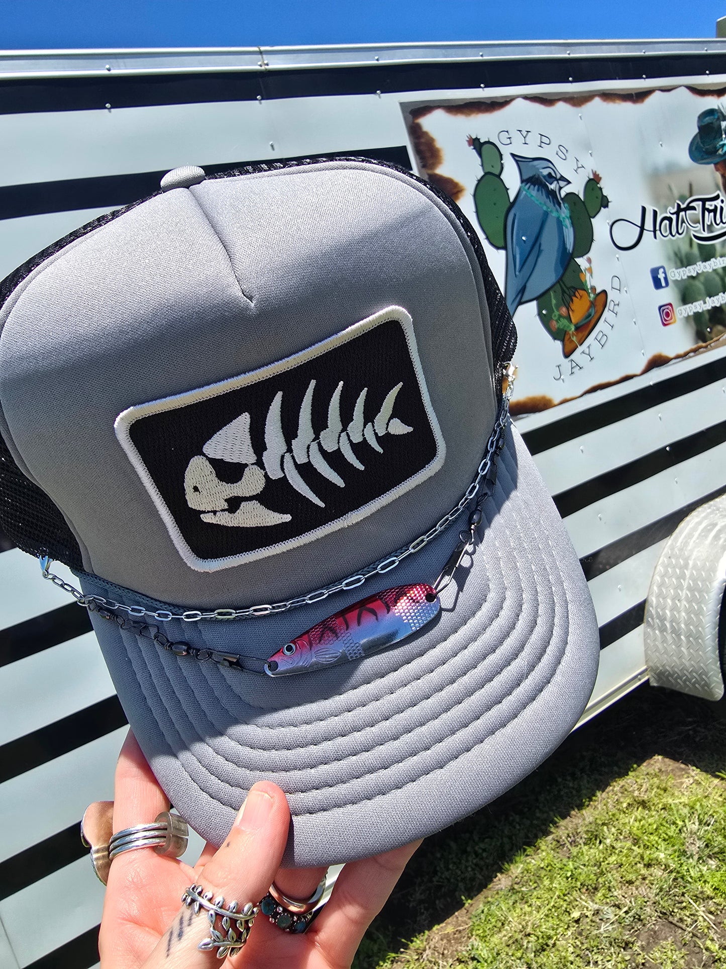 Fishbones Trucker cap & lure chain